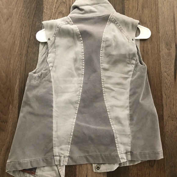 Peyton Jensen Vest - Picture 3 of 3